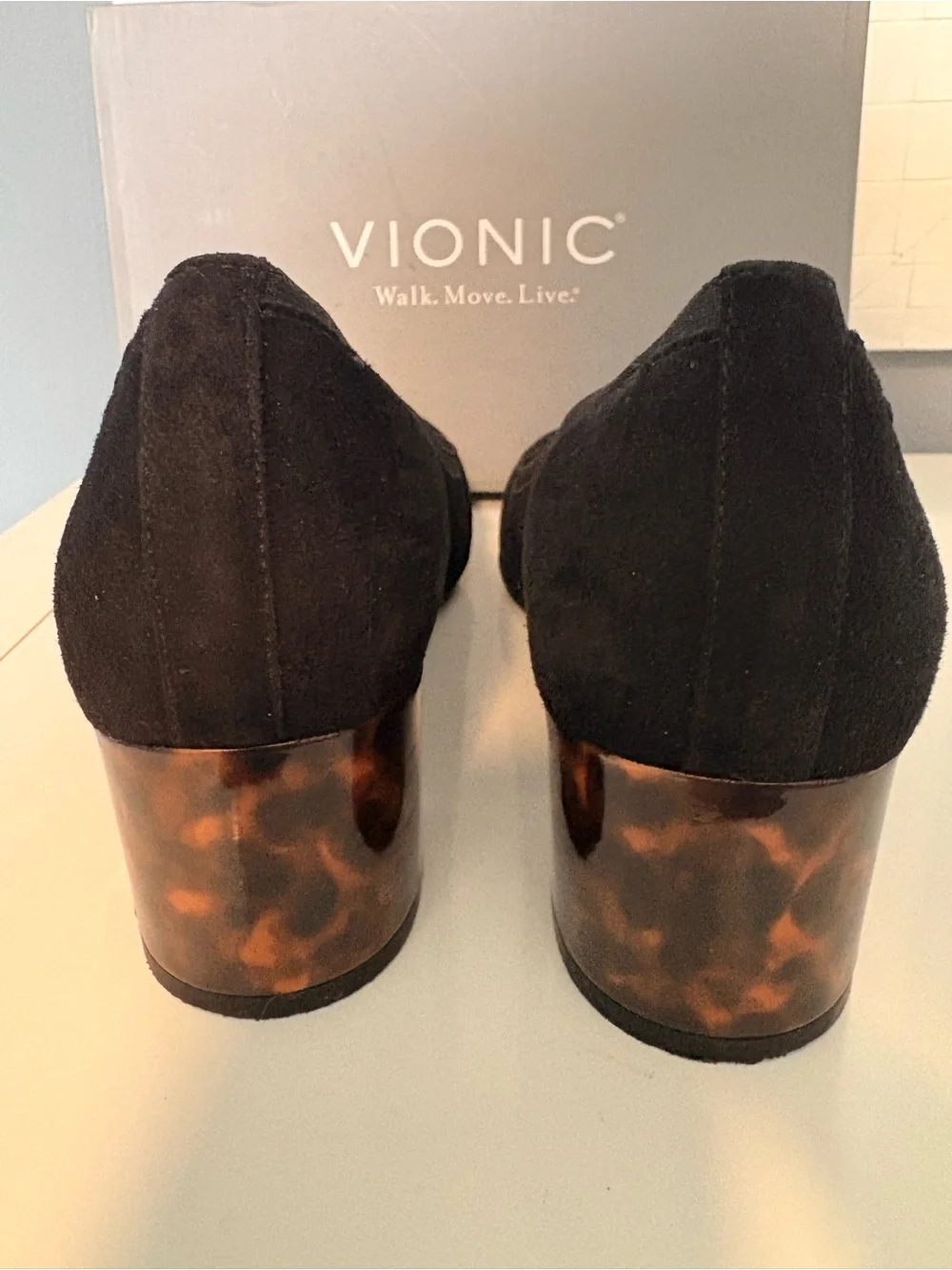 Vionic Black Suede Natalie Tortoise Heel  Size 8  Fall Minimalist Basic Stretch